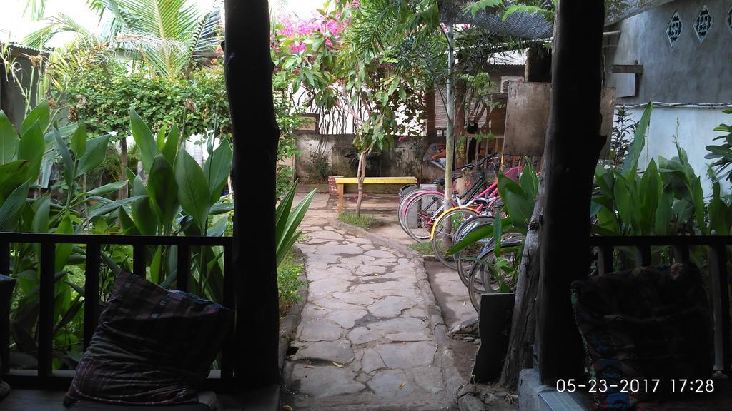 Dua Nina Homestay Gili Trawangan Exterior photo