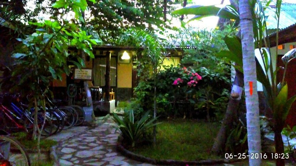 Dua Nina Homestay Gili Trawangan Exterior photo